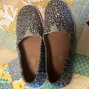 TOMS Women's Leopard Print Slip-On Shoes